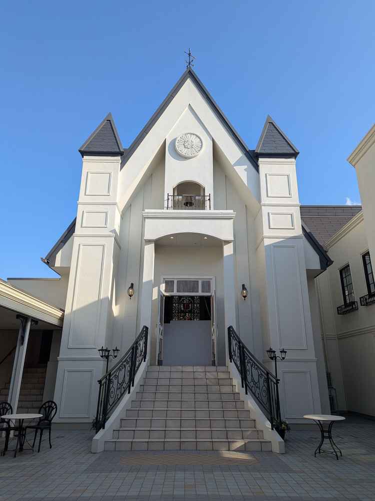 チャペルの外観です。パリの街並みをイメージしています。上にみえる鐘を鳴らすこともできます。