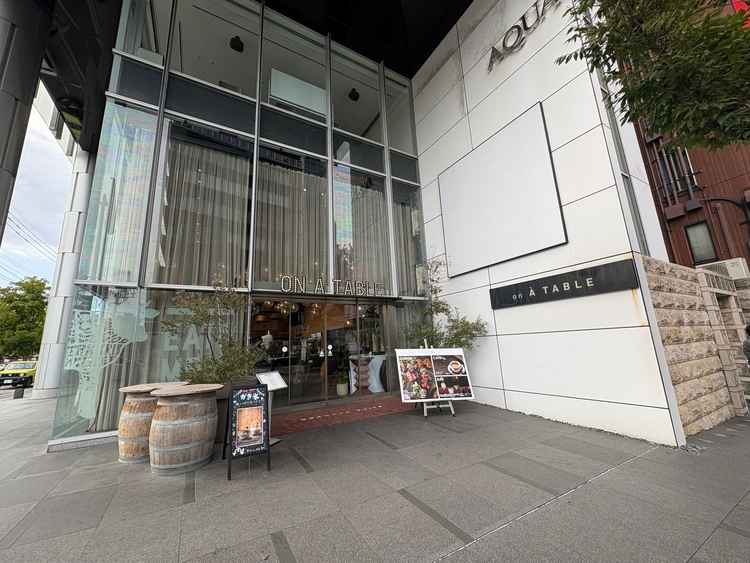 建物の外観。入り口部分には屋根があったため、雨や日差しが強い日でもゲストが困ることはなさそうです。