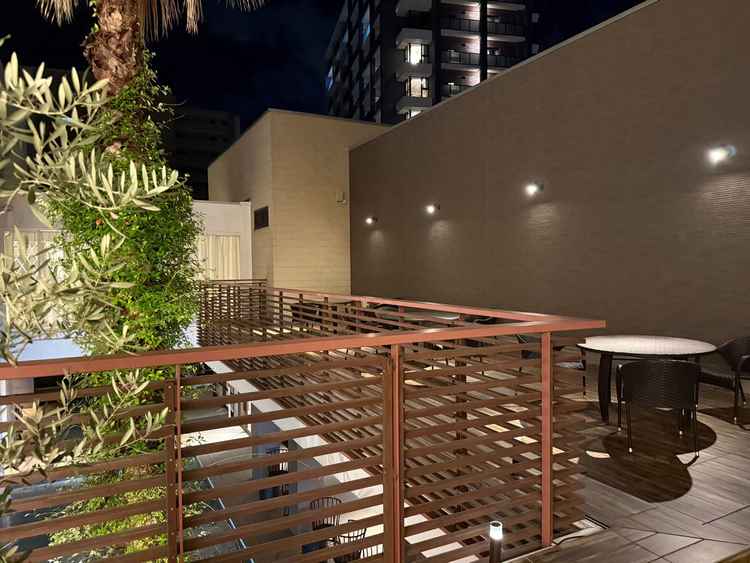 テラスもあり、ストレスなく披露宴ができると感じた。また、施設全体が全天候型なので安心感がある。