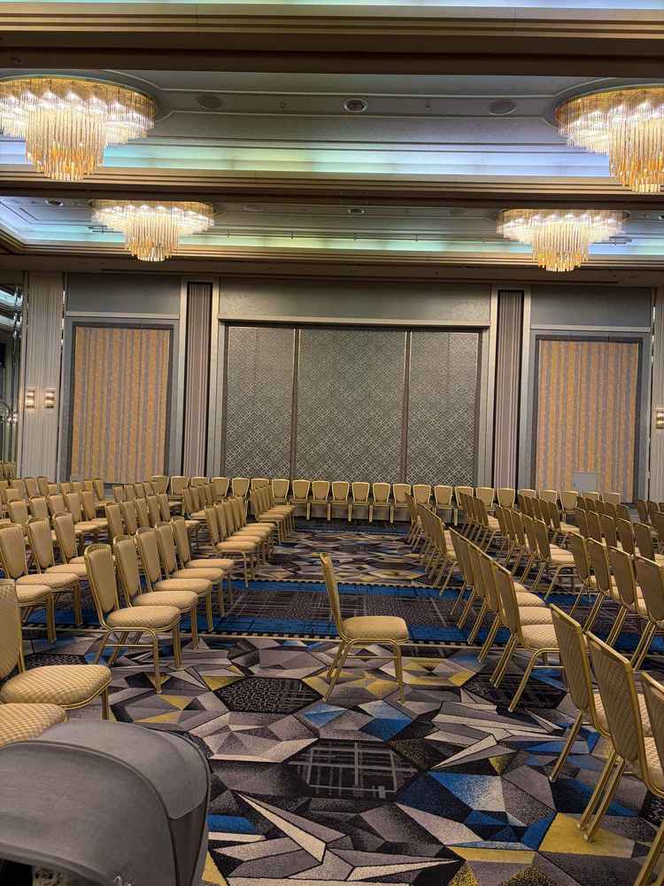 一番人気の披露宴会場。フェア用の飾り付けはありませんでしたが絨毯とシャンデリアがとても素敵でした。