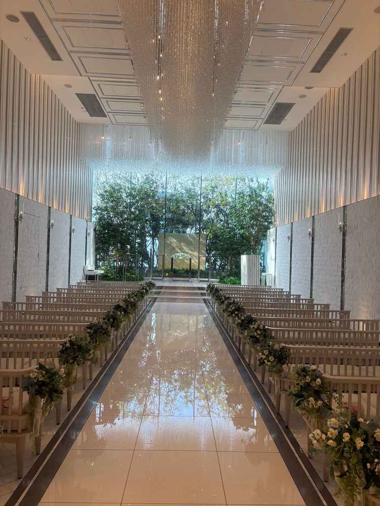 チャペルは開放感があり、上のクリスタルが素敵だった。