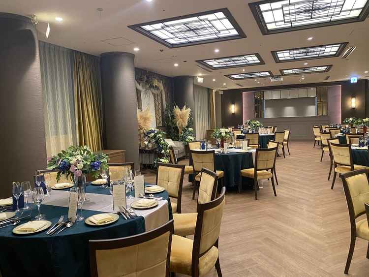 披露宴会場にはオープンキッチンがありとても魅力的でした。椅子などの汚れは目立っていました。