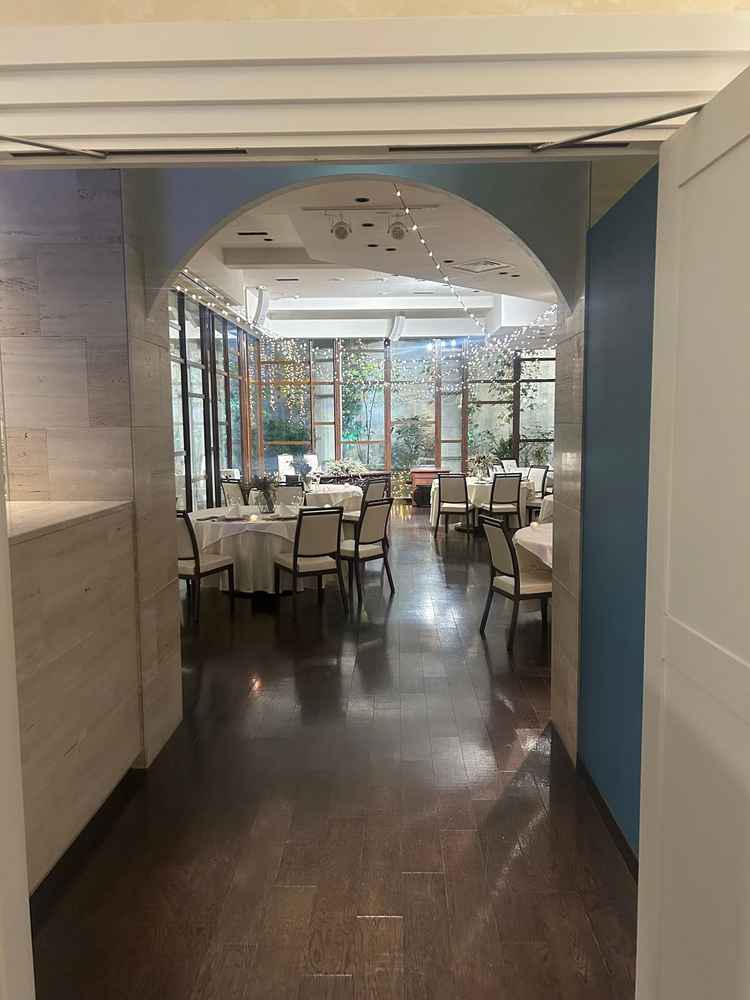 披露宴会場①です。会場の地下にあり、落ち着いた色合いの雰囲気が魅力的でした。