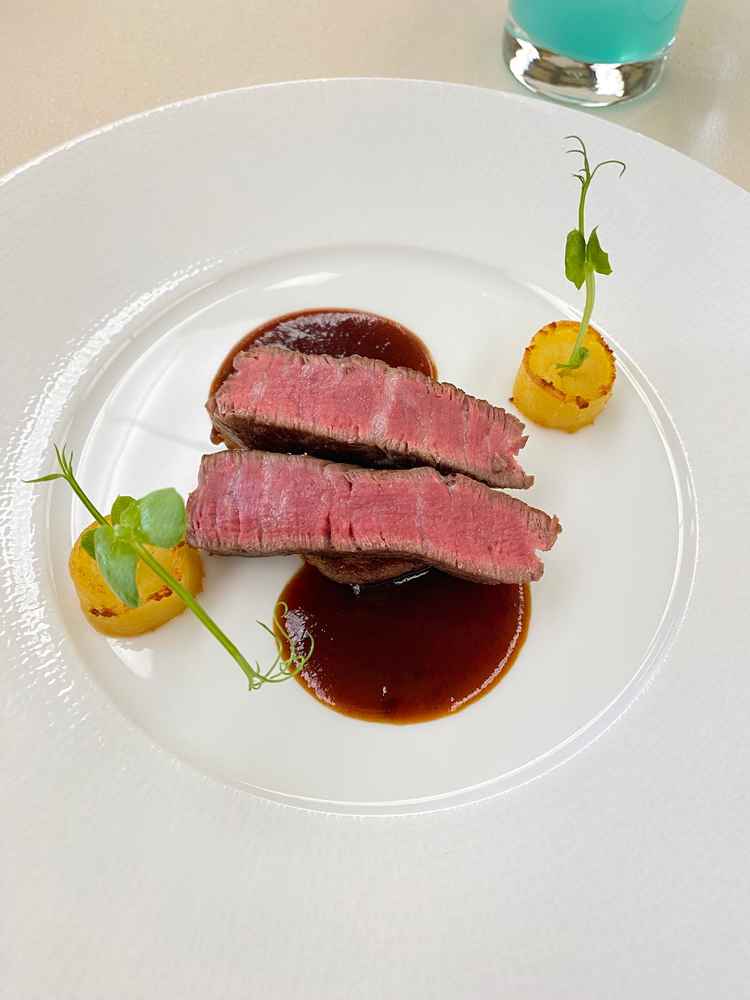 メインのお肉料理。ずっと口の中で味わっていたくなる美味しさ。