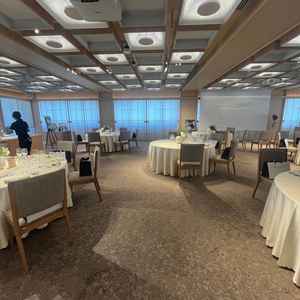 広い方の披露宴会場です。壁に組子の装飾がしてあり、和モダンで上品な雰囲気です。