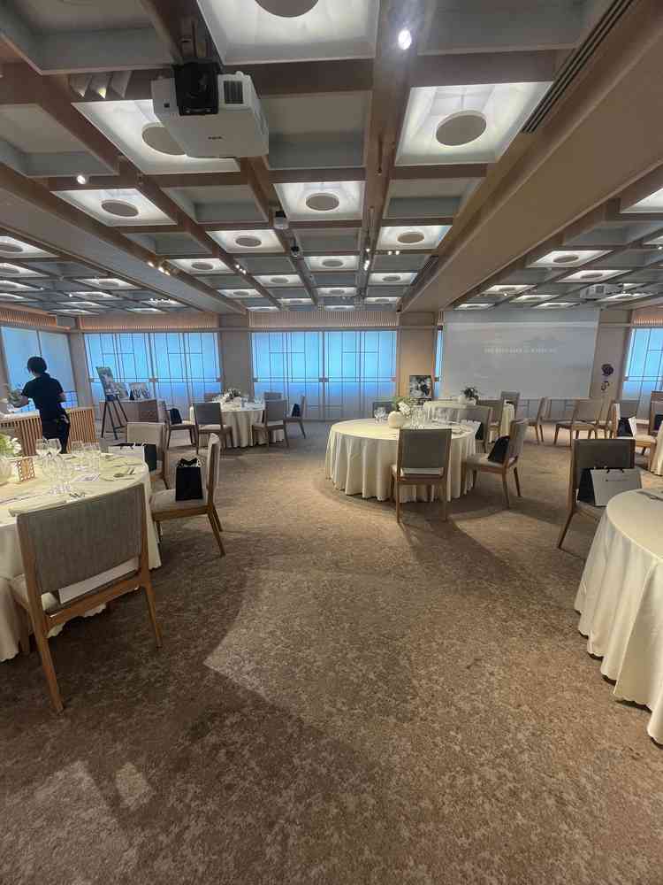 広い方の披露宴会場です。壁に組子の装飾がしてあり、和モダンで上品な雰囲気です。