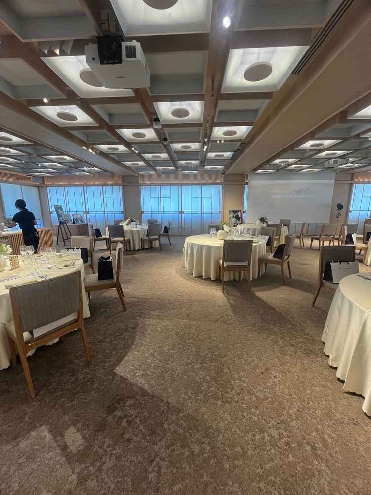 広い方の披露宴会場です。壁に組子の装飾がしてあり、和モダンで上品な雰囲気です。