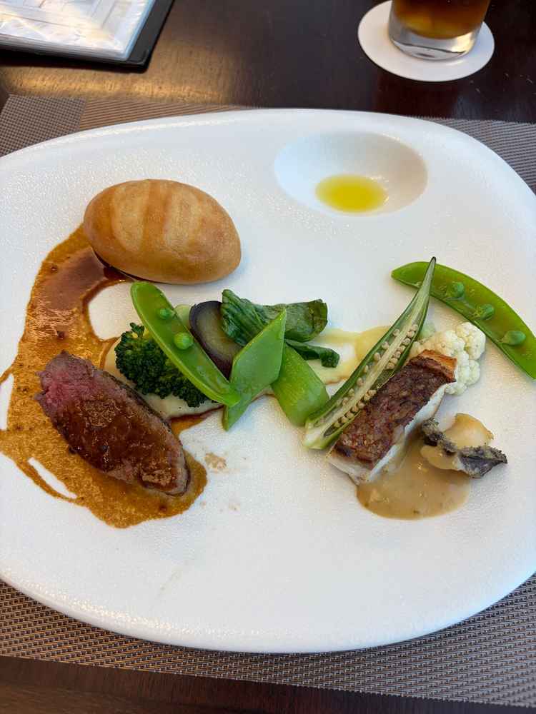 牛肉と魚料理を一皿で楽しめるメインコース。野菜も美味しくまたメインどちらも頂けるのは有り難いです。