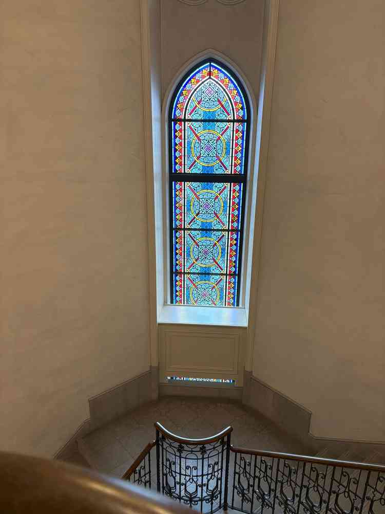 大きなステンドグラスは圧巻でした！ここで写真が撮れたら素敵だなと思いました。