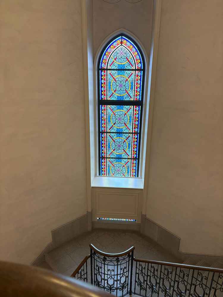 大きなステンドグラスは圧巻でした！ここで写真が撮れたら素敵だなと思いました。