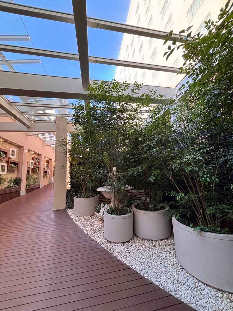 チャペルに向かう間は噴水の水の音と、吹き抜けが爽やかでした。ゲストの方も喜びそうな空間だと思います。