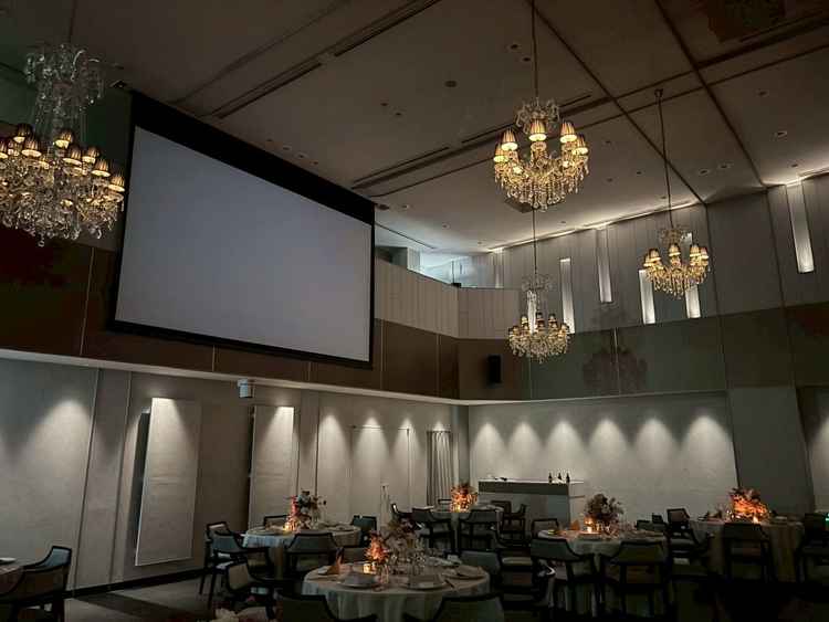 会場2つめ。華やかな空間で良かった。