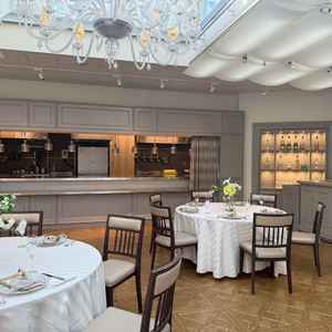 披露宴会場内に見える厨房があり、お料理中のにおいや音でも食事を楽しむことが出来る。