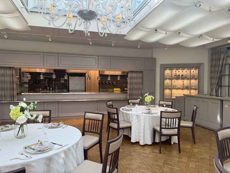 披露宴会場内に見える厨房があり、お料理中のにおいや音でも食事を楽しむことが出来る。