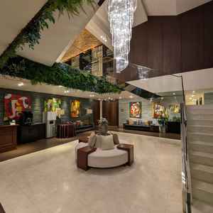 エントランスは三層吹き抜けで開放感があり、来客もくつろげる造りになっていました