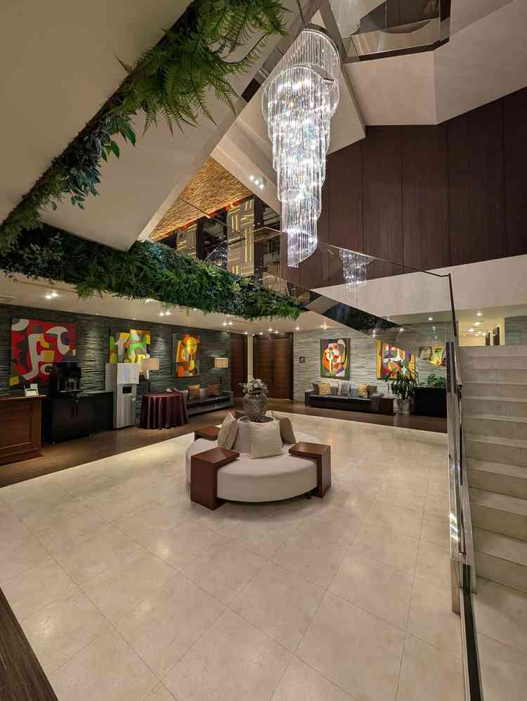 エントランスは三層吹き抜けで開放感があり、来客もくつろげる造りになっていました