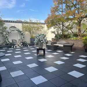 披露宴会場の待合は屋外も使用可能。新郎新婦がチャペルから案内するスタイルなので、披露宴前に撮影も可能