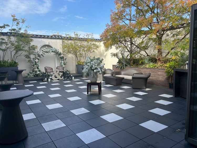 披露宴会場の待合は屋外も使用可能。新郎新婦がチャペルから案内するスタイルなので、披露宴前に撮影も可能