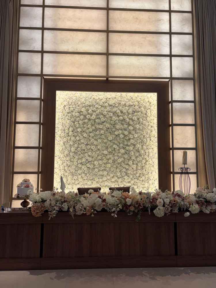 白薔薇の壁が背景の披露宴会場。どの角度から撮っても写真映え抜群の素敵な空間