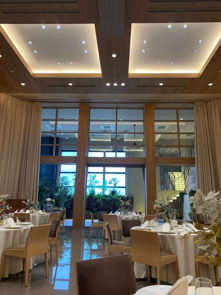 室内のガーデンと階段。