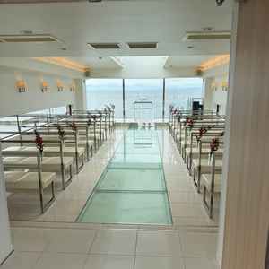 チャペルは窓が大きくて、明るく開放感があります。