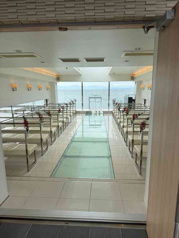 チャペルは窓が大きくて、明るく開放感があります。