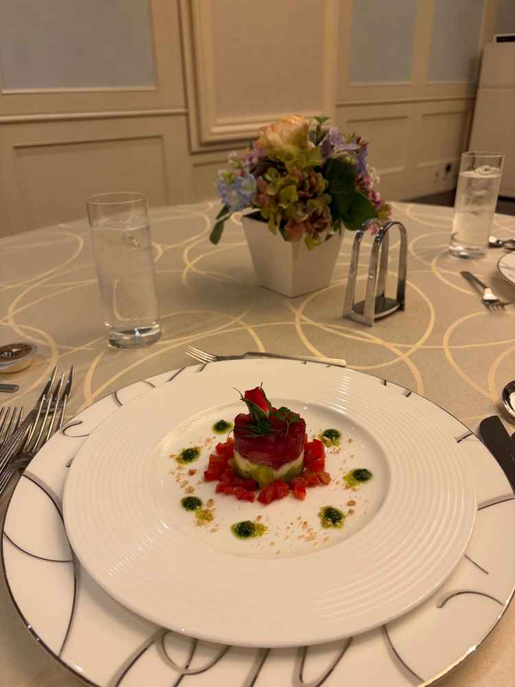 オリジナルのコース料理を選択できる。コースの価格帯は一種類。ドリンクの種類がかなり豊富。