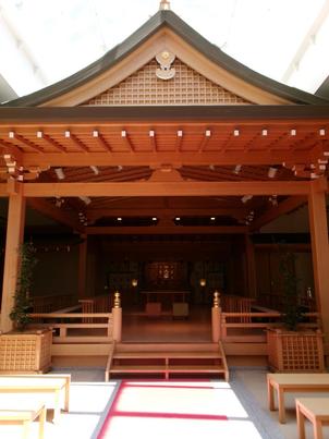 館内神殿。この日は曇りでしたが天井がガラス窓なのでじゅうぶんな明るさでした。夏は暑いかも、、？
