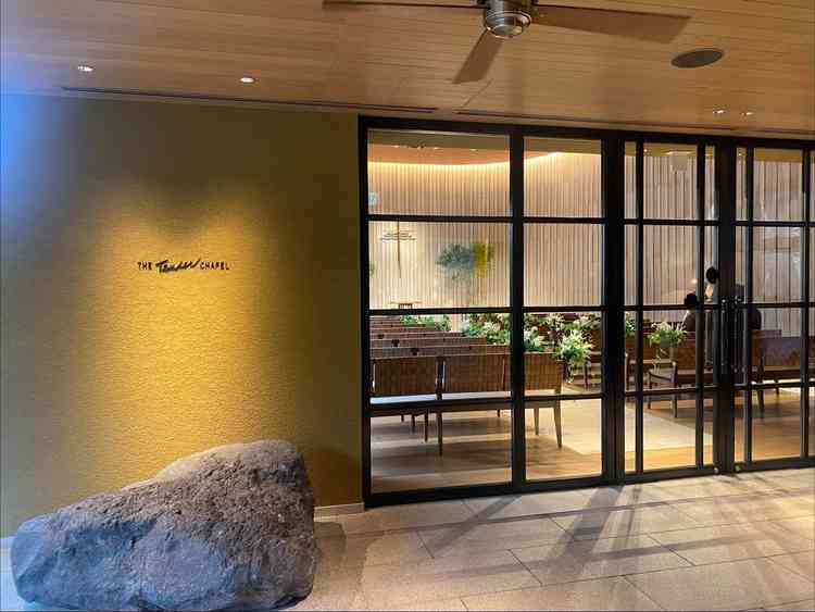 中の様子が見える扉がめずらしいチャペル