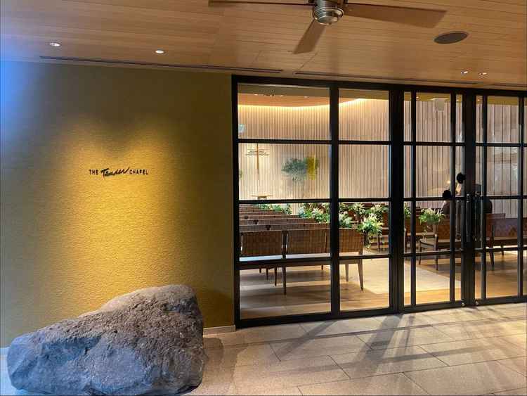 中の様子が見える扉がめずらしいチャペル