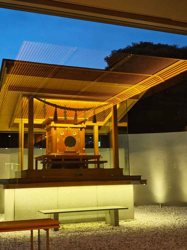 挙式場の神前部分です。神前式を行う場所は、厳かで落ち着いた雰囲気がありました。