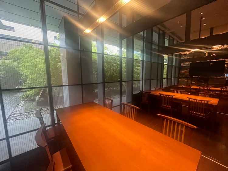 食事会場1つ目、15人程度の少人数にぴったりでした。