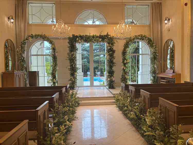 チャペルは窓の外にガーデンプールを望む配置です。席をバージンロードに向けることもできるそうです。