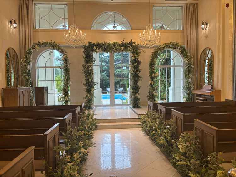 チャペルは窓の外にガーデンプールを望む配置です。席をバージンロードに向けることもできるそうです。