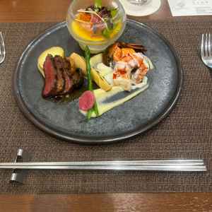 試食。一品一品に大満足だった。この後のデザートも季節を感じさせる楽しいものだった。