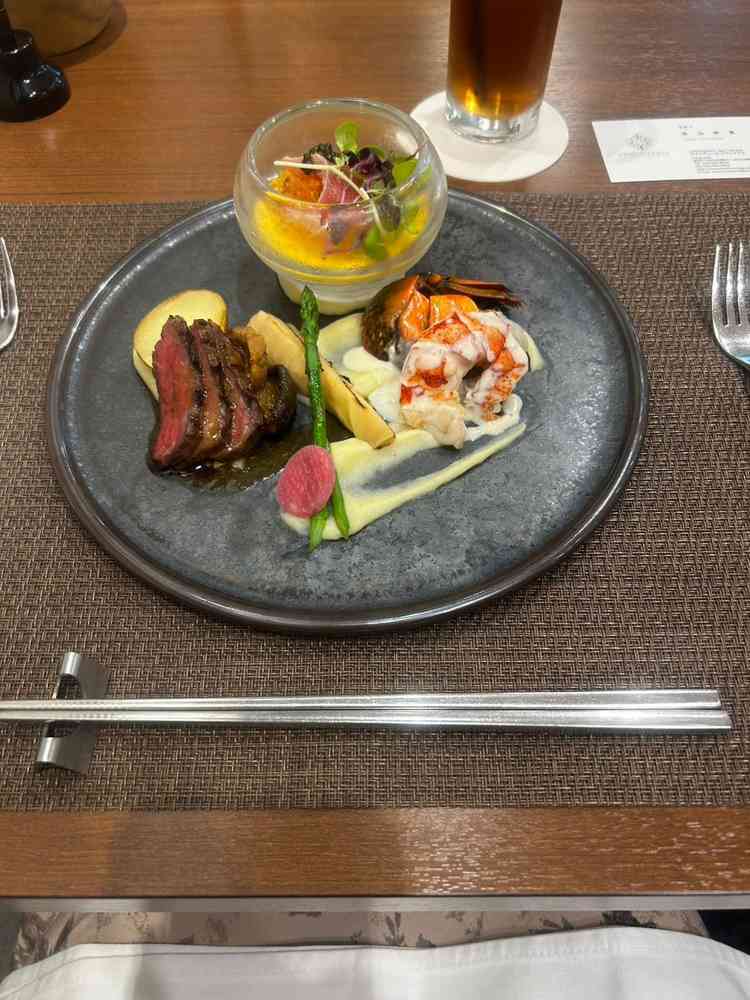 試食。一品一品に大満足だった。この後のデザートも季節を感じさせる楽しいものだった。