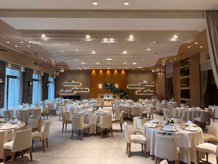 披露宴会場。落ち着きがあり、テラスも開放的