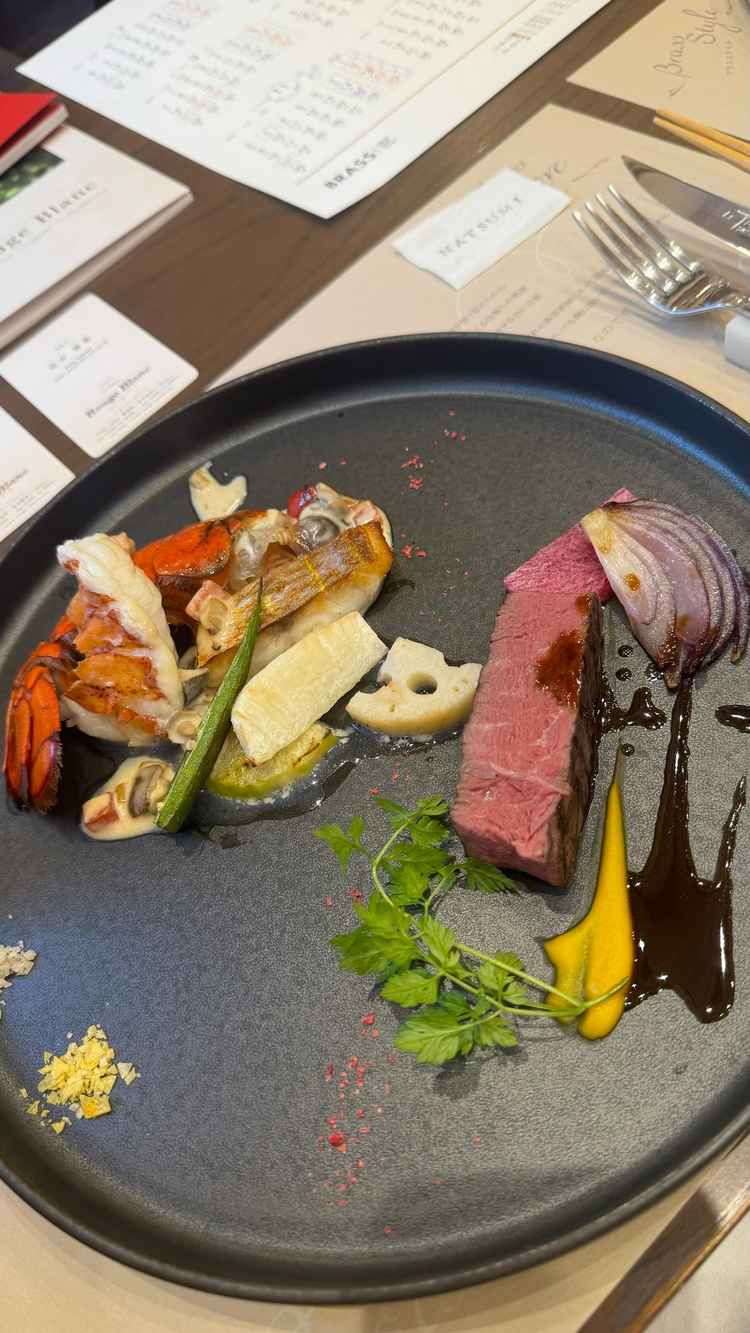 シェフが直接説明してくれました。とっても美味しくて、二人で顔を見合わせました。