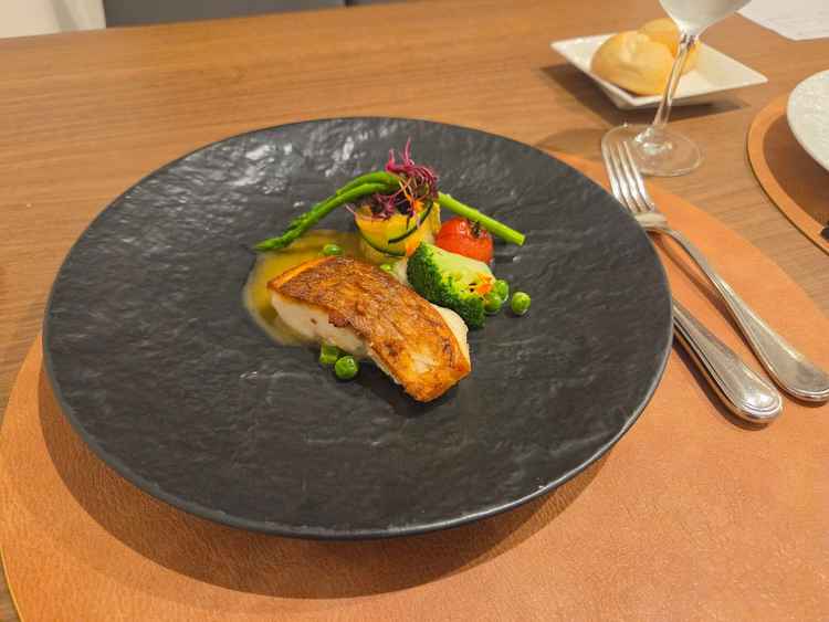 メイン料理①こんがり焼けた白身のお魚は机におかれた瞬間香ばしくいい香りがした