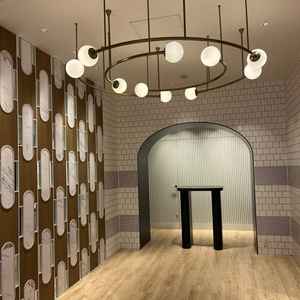 スタッフさんがゲストの荷物を預かってくれるクロークです。デザインがおしゃれな雰囲気でした。