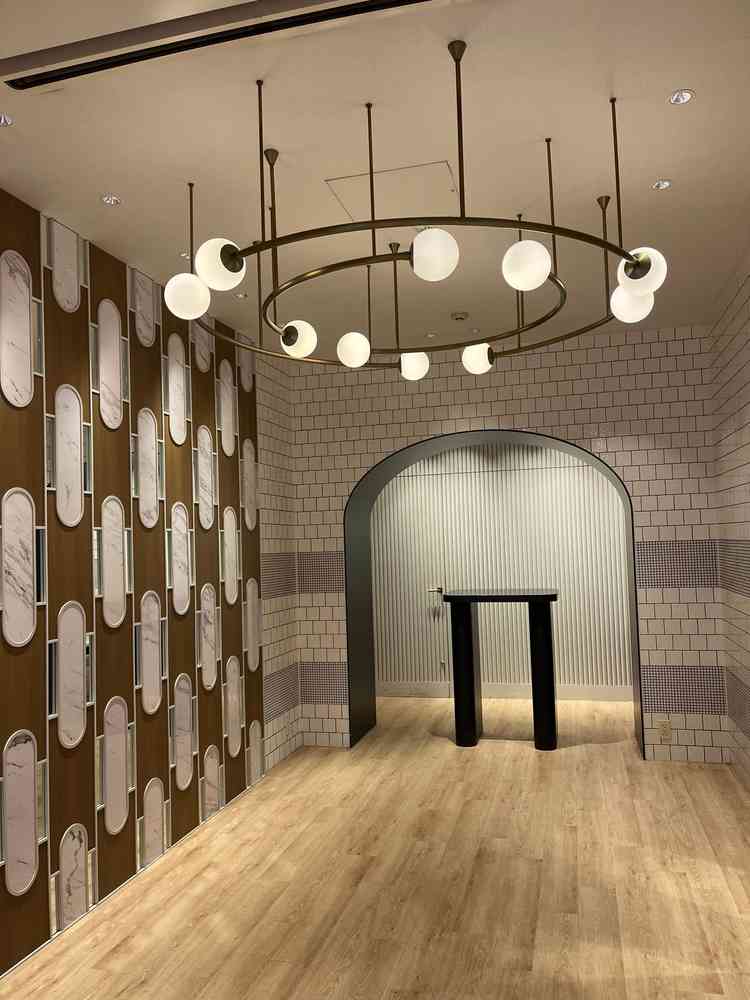 スタッフさんがゲストの荷物を預かってくれるクロークです。デザインがおしゃれな雰囲気でした。