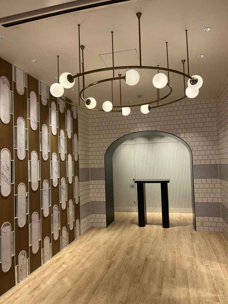 スタッフさんがゲストの荷物を預かってくれるクロークです。デザインがおしゃれな雰囲気でした。