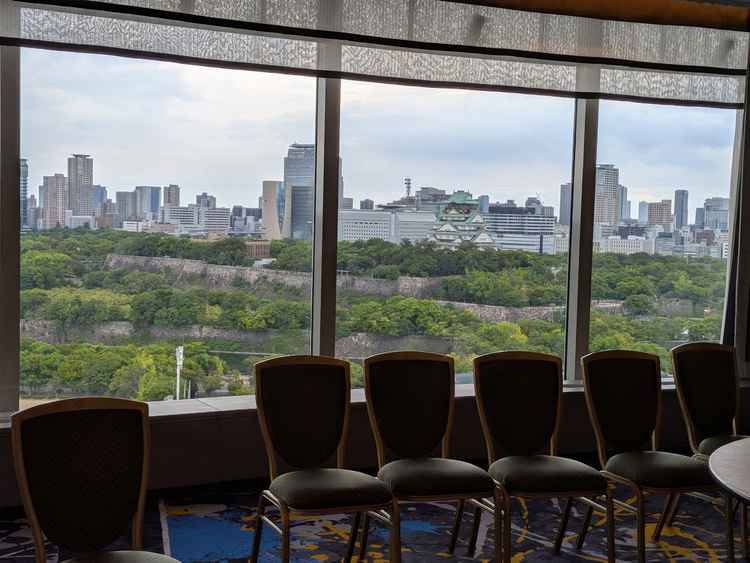 大阪城が見える披露宴会場。部屋の形も扇形でめでたい。