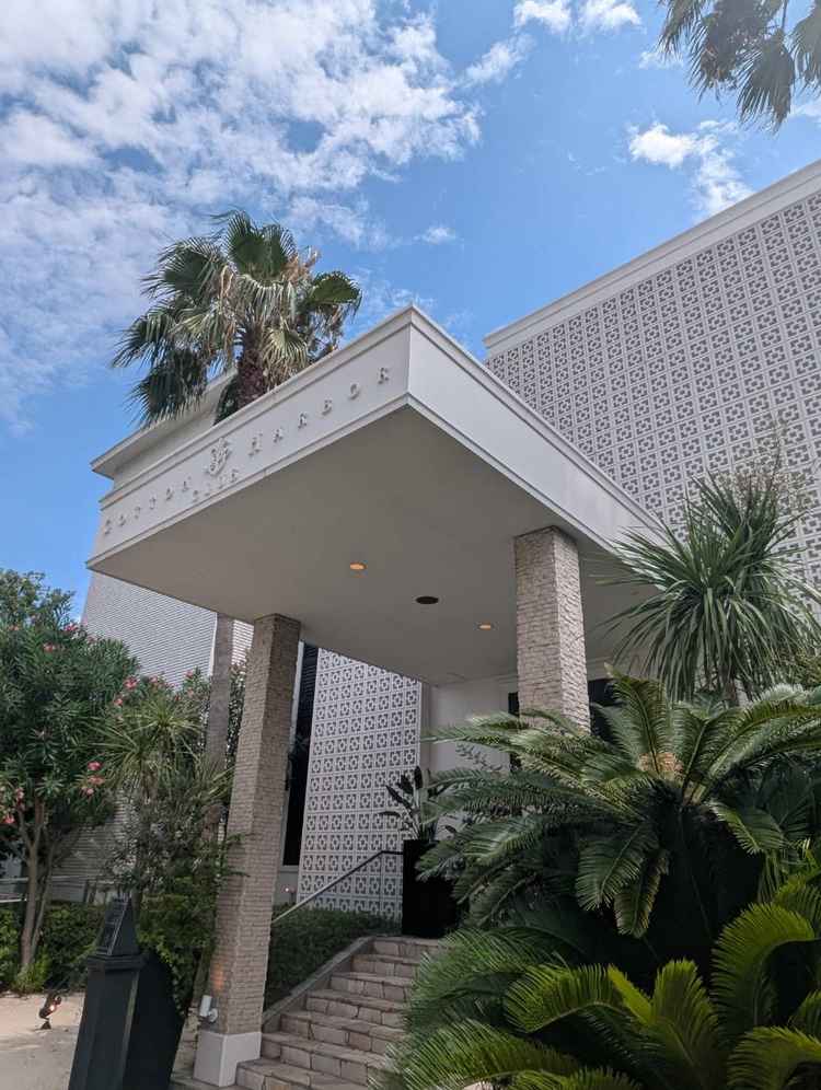 外観は南国風の植栽がたくさん配置されており、レトロモダンなデザインが気に入りました。