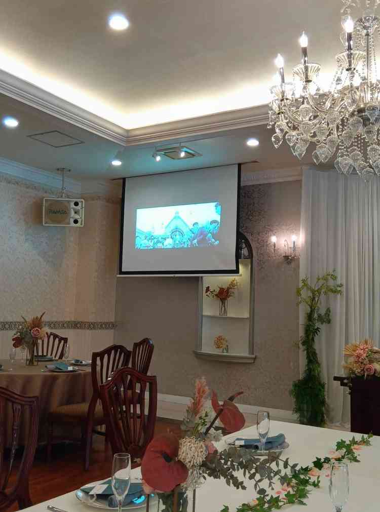 上品なシャンデリアが輝く、温かく華やかな披露宴会場です。