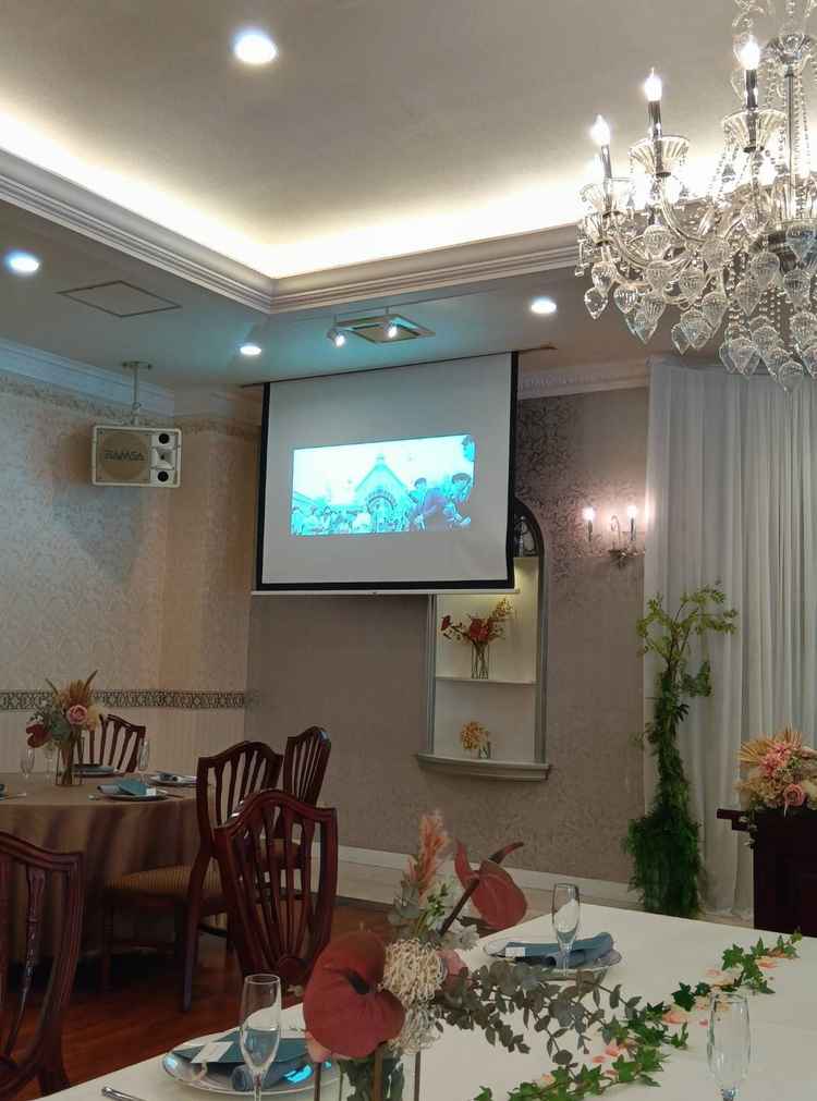 上品なシャンデリアが輝く、温かく華やかな披露宴会場です。