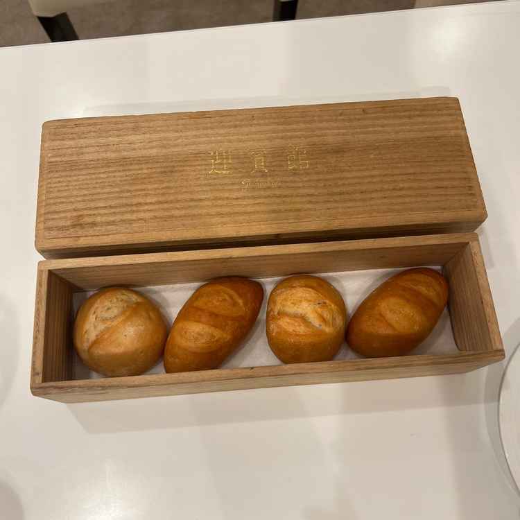 桐箱に入ったパン試食。桐箱で提供される演出が特別感があり、パンもとても美味しかったです。