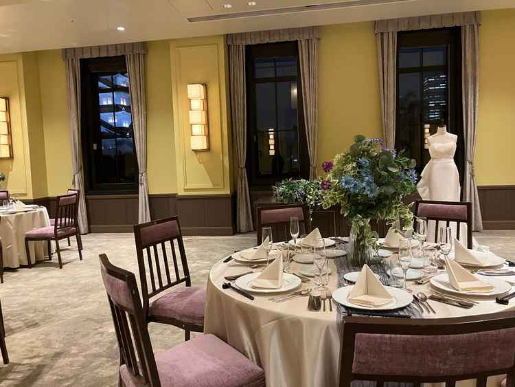 披露宴会場の雰囲気。窓からは天守閣も見えて、内装も和のテイストで細部にもこだわっている。