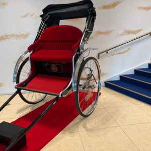 正面入口すぐの場所に人力車がありました。動かせるとのことでした。