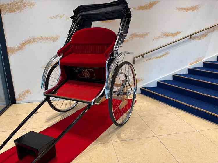 正面入口すぐの場所に人力車がありました。動かせるとのことでした。